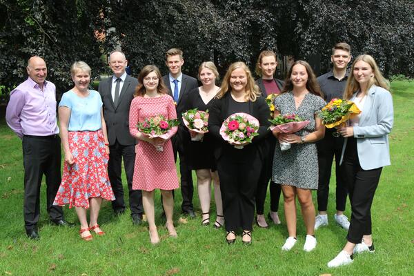 Bild vergr&ouml;&szlig;ern: Das Bild zeigt von links Ausbildungsleiter Michael D&uuml;rr, Personalchefin Dorit Wilstermann-Fischer und Baustadtrat Lars Bredemeier mit den ernannten Stadtinspektoranw&auml;rter*innen Marie Christin Friedl, Till Block, Jaqueline Pfeil, Rieke Marie M&uuml;ller, Vanessa Redd&ouml;hl, Sabrina Nicole Reinheimer, Tiemo Schentz und Pia Christine Schoe&szlig;.