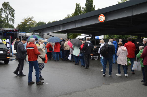 Bild vergr&ouml;&szlig;ern: Das Foto zeigt das Publikum vor dem Gel&auml;nde beim Eintritt.