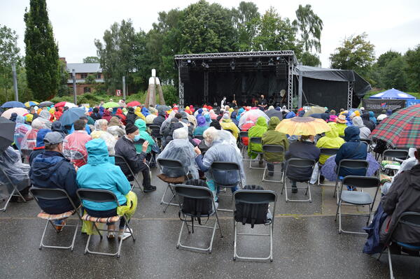 Bild vergr&ouml;&szlig;ern: Das Foto zeigt das wetterfest gekleidete Publikum vor der B&uuml;hne.