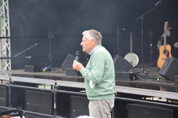 Bild vergr&ouml;&szlig;ern: Das Bild zeigt Elmshorns B&uuml;rgervorsteher Andreas Hahn beim Festival op Platt im Jahr 2021.