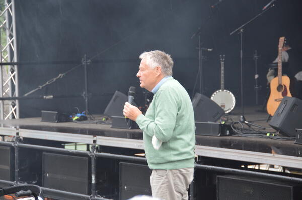 Das Bild zeigt Elmshorns Bürgervorsteher Andreas Hahn beim Festival op Platt im Jahr 2021.