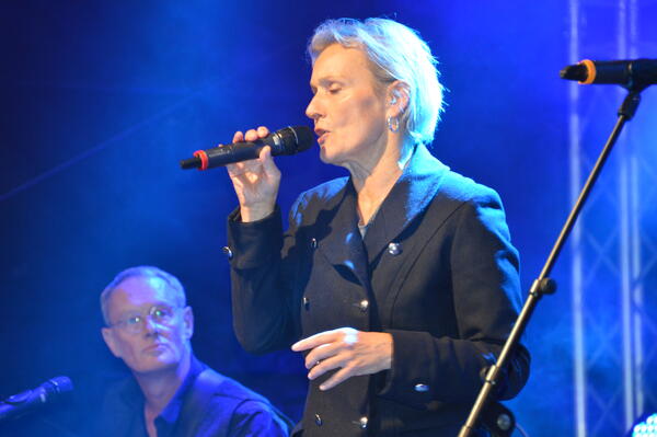Das Foto zeigt Sängerin Uschi Wittich von der Band Hafennacht.