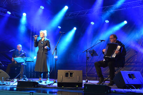 Das Foto vom Festival op Platt 2021 zeigt die Band Hafennacht mit ihrer Sängerin Uschi Wittich.