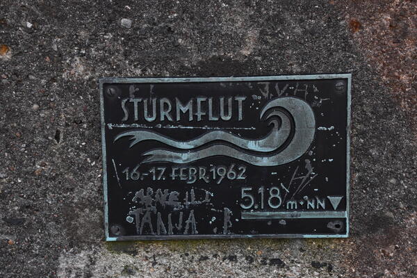 Metallschild in Höhe des Wasserstandes der Sturmflut 1962 an der Straße Wisch: 5,18 m über NN.