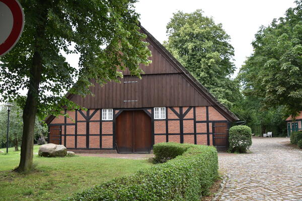 Die historische Scheune aus rotem Bachstein mit einem Reetdach ist heute ein Museum.