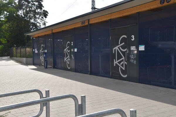 Die Anlage bietet sichere Stellplätze für Fahrräder.