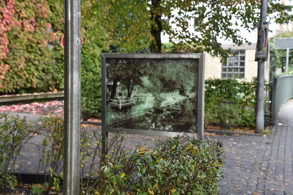Die Tafel an dem Standpunkt zeigt ein Foto der Krückau von früher.