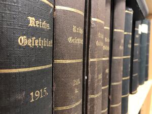Bild vergr&ouml;&szlig;ern: Blick entlang von B&uuml;cherr&uuml;cken von 1915 fortfolgende.