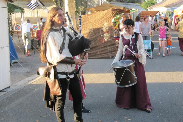 Bild vergr&ouml;&szlig;ern: Zwei mittelalterlich kost&uuml;mierte Musikanten musizierem auf dem Festplatz.