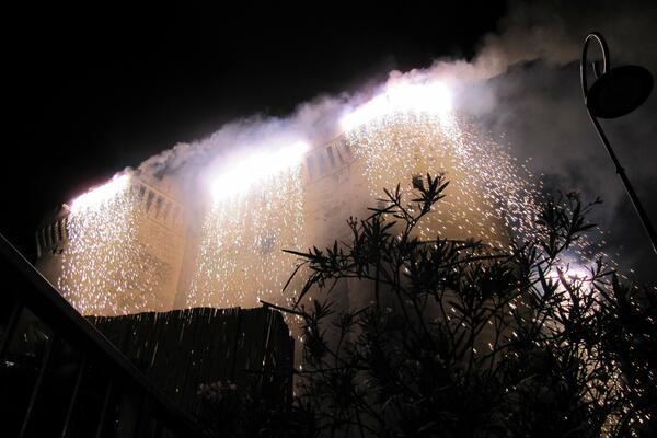 Bild vergr&ouml;&szlig;ern: Festliche Lichter erleuchten die Burg in Tarascon.