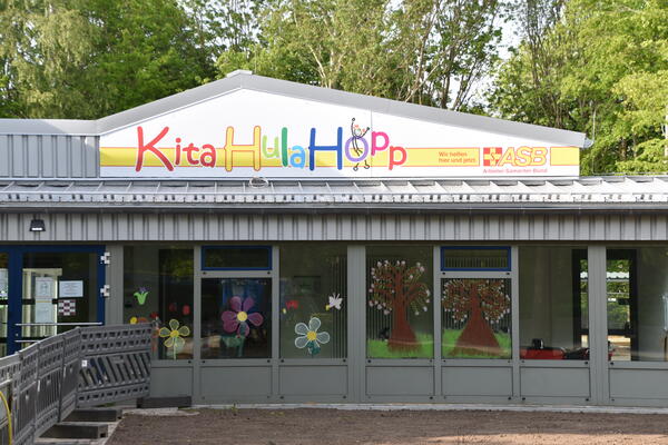 Die Fenster der Kindertagesstätte sind mit bunten Motiven bemalt.