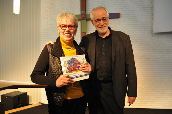 Das Bild zeigt von links Annkatrin und Karl Holbach, AutorInnen der 30. Beiträge zur Elmshorner Geschichte.