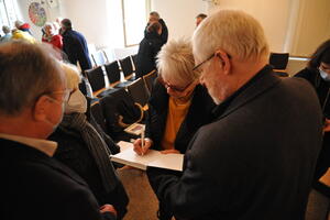 Das Foto zeigt Annkatrin und Karl Holbach,die zum Verkaufsstart der 30. Beiträge zur Elmshorner Geschichte Bücher signieren.