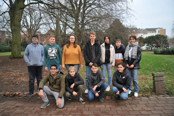 Das Foto zeigt die Mitglieder des 14. Kinder- und Jugendbeirats der Stadt Elmshorn, die am 9. Dezember 2021 ihre erste Sitzung abhielten.