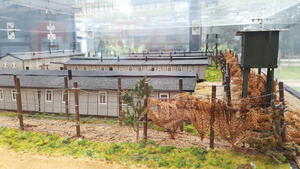 Im Dokumentenhaus der KZ-Gedenkstätte Kaltenkirchen werden in einem Schaukasten Modelle der Baracken gezeigt.