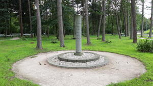 Das Denkmal des KünstlersmIngo Warnke zeigt eine Steinsäule, welche in einem runden Kiesbett steht. Sie ist von Bäumen umringt. Sie befindet sich in der KZ-Gedenkstätte Kaltenkirchen in Springhirsch.