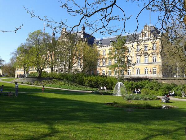 Das Landgericht in Hamburg liegt am Park  Planten un Blomen.