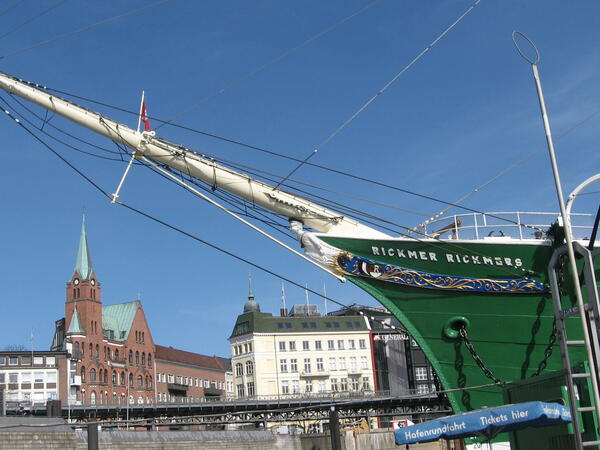 Das Museumsschiff Rickmer Rickmers liegt bei den Landungsbrücken im Hamburger Hafen. Der 1896 gebaute Großsegler hat einen grünen Bug.