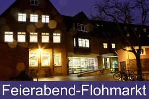 Bild vergr&ouml;&szlig;ern: Hinweis auf den Feierabend-Flohmarkt in der Stadtb&uuml;cherei Elmshorn mit den beleuchteten Fenstern der B&uuml;cherei vom Alten Markt aus gesehen.
