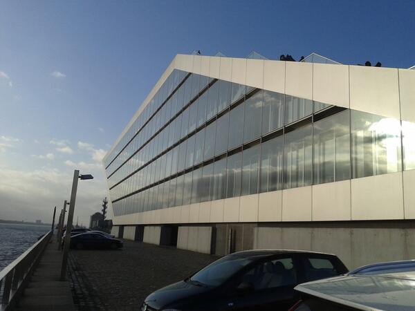 Das Bürogebäude mit dem Namen Dockland hat eine frei zugängliche Dachterasse und eine gläserne Fensterfront. Es liegt in der Nähe des Fischereihafens in Hamburg.