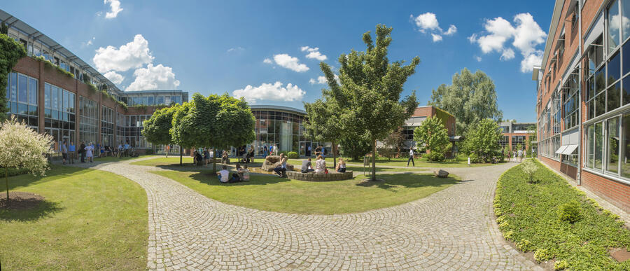 Das Foto zeigt ein Panorama der Nordakademie in Elmshorn.