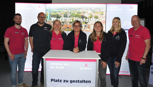 Bild vergr&ouml;&szlig;ern: Das Foto zeigt von links Yannick Dieckmann, Marc P&ouml;hlmann, Svenja Piening, Claudia Clasen, Johanna Cordts, Kim Harries und Michael D&uuml;rr, die zur Nachtschw&auml;rmer JobTour &uuml;ber die Berufsm&ouml;glichkeiten im Rathaus Elmshorn informierten.
