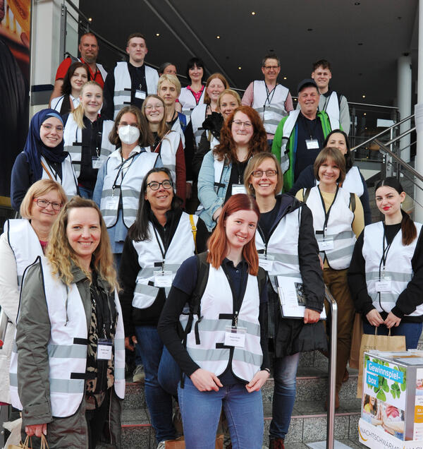 Bild vergr&ouml;&szlig;ern: Das Bild zeigt Helfer und Unterst&uuml;tzer der Nachtschw&auml;rmer JobTour, darunter auch zahlreiche Auszubildende und Mitarbeiter der Stadtverwaltung Elmshorn.