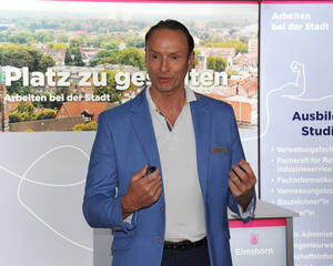 Bild vergr&ouml;&szlig;ern: Das Foto zeigt den Ersten Stadtrat Dirk Moritz, der Sch&uuml;lerinnen und Sch&uuml;ler zur Nachtschw&auml;rmer JobTour 2022 im Kollegiumssaal des Rathauses begr&uuml;&szlig;te.
