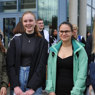 Das Bild zeigt von links die Bismarcksch&uuml;lerinnen Mila, Merle, Fiona  und Lilly, die bei der Nachtschw&auml;rmer JobTour teilnahmen, um Einblicke in verschiedene Berufsrichtungen zu bekommen. 
