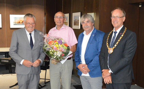Bild vergr&ouml;&szlig;ern: Das Foto zeigt von links Elmshorns B&uuml;rgervorsteher Andreas Hahn, Wittenberges B&uuml;rgervorsteher Karsten Korup (2.v.r.) und Elmshorns B&uuml;rgermeister Volker Hatje (rechts) bedankten sich bei  f&uuml;r seinen au&szlig;erordentlichen Einsatz f&uuml;r die 
St&auml;dtepartnerschaft zwischen Wittenberge und Elmshorn.