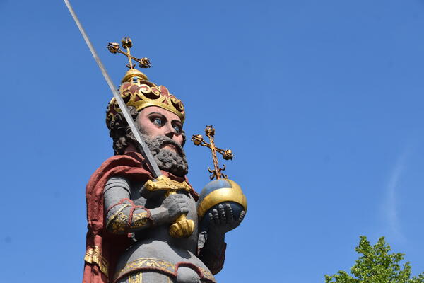 Die Statue trägt Krone, in der rechten Hand ein gezogenes Schwert, in der linken Hand den Reichsapfel. Sie symbolisiert Handels- und Marktrechte im Zusammenhang mit dem früheren Ochsenmarkt.