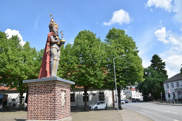 Die Statue trägt Krone, in der rechten Hand ein gezogenes Schwert, in der linken Hand den Reichsapfel. Sie symbolisiert Handels- und Marktrechte im Zusammenhang mit dem früheren Ochsenmarkt. Auf der Vorderseite des Sockels befindet sich ein Wappen mit doppelköpfigem Adler.