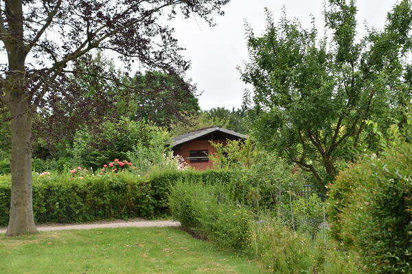 Ein Gartenhaus steht in einer Kleingarten Pazelle der Kleingartenanlage Heinrich Gadow.