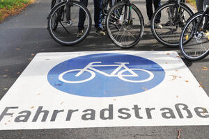 Bild vergr&ouml;&szlig;ern: Auf dem Stra&szlig;enbelag ist ein Fahrrad abgebildet, darunter steht das Wort "Fahrradstra&szlig;e".