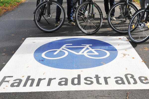 Auf dem Stra&szlig;enbelag ist ein Fahrrad abgebildet, darunter steht das Wort "Fahrradstra&szlig;e".