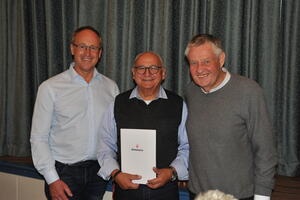 Bild vergr&ouml;&szlig;ern: Auf dem Foto sind von links B&uuml;rgermeister Volker Hatje, Rolf Pfeifer, Vorsitzender des Deutschen Hauses in J&uuml;ndewatt und Elmshorns B&uuml;rgervorsteher Andreas Hahn zu sehen. Pfeifer erh&auml;lt eine Urkunde als Anerkennung f&uuml;r sein ehrenamtliches Engagement zugunsten der Patenschaft zwischen J&uuml;ndewatt und Elmshorn, die 2022 ihr 85-j&auml;hriges Bestehen feiert.