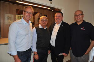 Bild vergr&ouml;&szlig;ern: Das Foto zeigt von links Elmshorns B&uuml;rgermeister Volker Hatje, Rolf Pfeifer (Vorsitzender Deutsches Haus), Patenonkel Immo Neufeldt und Peter Jepsen (St&auml;dtepartnerschaftsbeauftragter der Stadt Elmshorn).