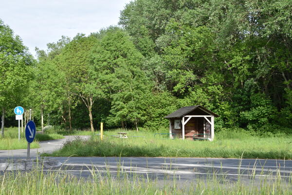 Eine kleine Schutzhütte aus Holz steht an der Papenhöhe für Fahrradfahrer*innen und Fußgänger.