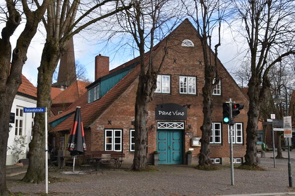In dem alten, historischen Bauernhaus am Roland Denkmal befindet sich ein Restaurant.