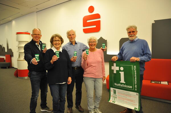Die VertreterInnen des Seniorenrats der Stadt Elmshorn und der Sparkasse Elmshorn stehen gemeinsam für die Notfalldosen-Aktion.