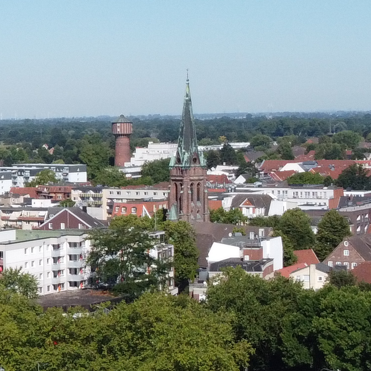 Luftaufnahme der City von Elmshorn mit Wasserturm und St. Nikolai-Kirche.