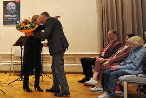 Bürgervorsteher Andreas Hahn bedankte sich bei der Sängerin Anna 
Haentjens für die von ihr künstlerisch inszenierte Gedenkveranstaltung.