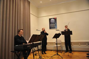 Anna Haentjens wurde von dem Pianisten Ulrich Stolpmann und dem Violinisten Wolfgang Turkat musikalisch begleitet.