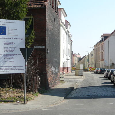 Eine Informationstafel gibt Auskunft &uuml;ber den Ausbau der Stra&szlig;e.