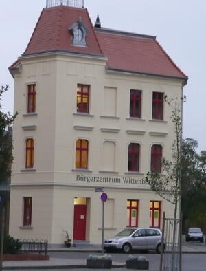 Bild vergr&ouml;&szlig;ern: Ein mehrst&ouml;ckiges, historische Wohngeb&auml;ude in saniertem Zustand.
