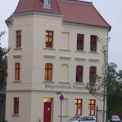 Ein mehrst&ouml;ckiges, historische Wohngeb&auml;ude in saniertem Zustand.