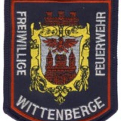 Feuerwehr-Abzeichen Wittenberge mit einem historischen Geb&auml;ude.
