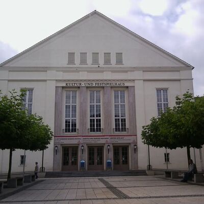 Ein freier Platz mit kleiner Baumallee vor dem historischen Geb&auml;ude, dem Kululturhaus Wittenberge.