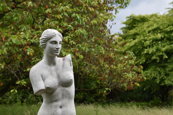 Skulptur eine nackten stehenden Frau im antiken Stil.