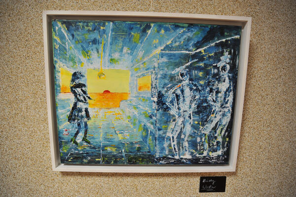 Ein interessamtes, modernes Bild, das unter anderem mit Druck- und Spachteltechnik erstellt wurde. Es zeigt einen Harlekin, Astronauten und einen Sonnenuntergang, hauptsächlich in Blautönen.